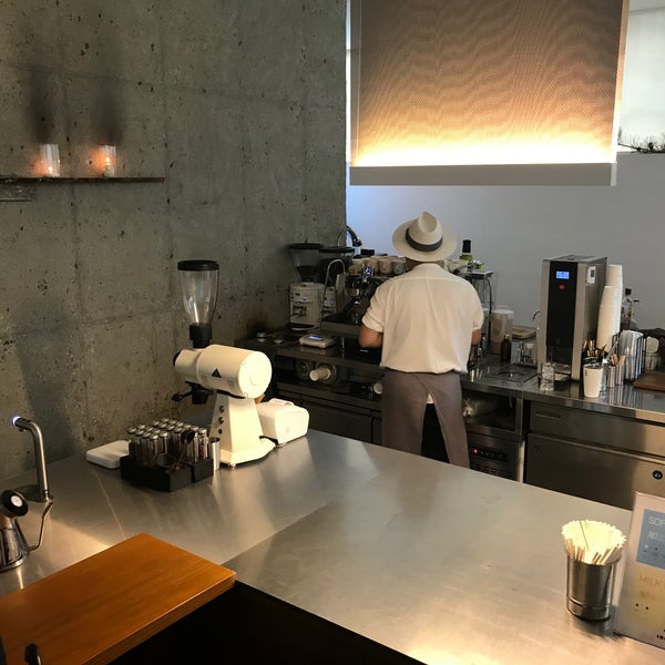 รูปภาพถ่ายที่ Center Coffee โดย Robert เมื่อ 9/22/2019