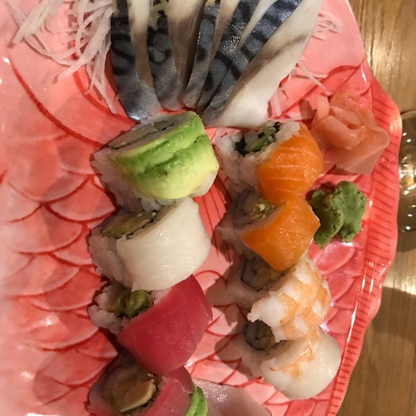 11/8/2017 tarihinde Olena T.ziyaretçi tarafından Maiko Sushi Lounge'de çekilen fotoğraf