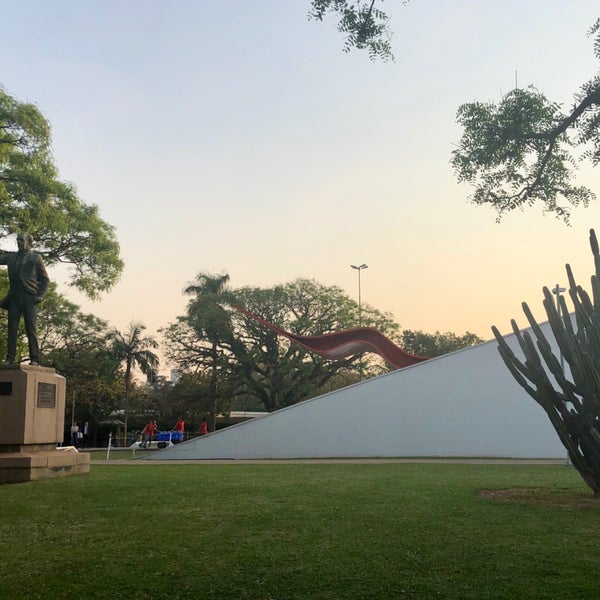 รูปภาพถ่ายที่ Auditório Ibirapuera Oscar Niemeyer โดย Olena T. เมื่อ 9/17/2019
