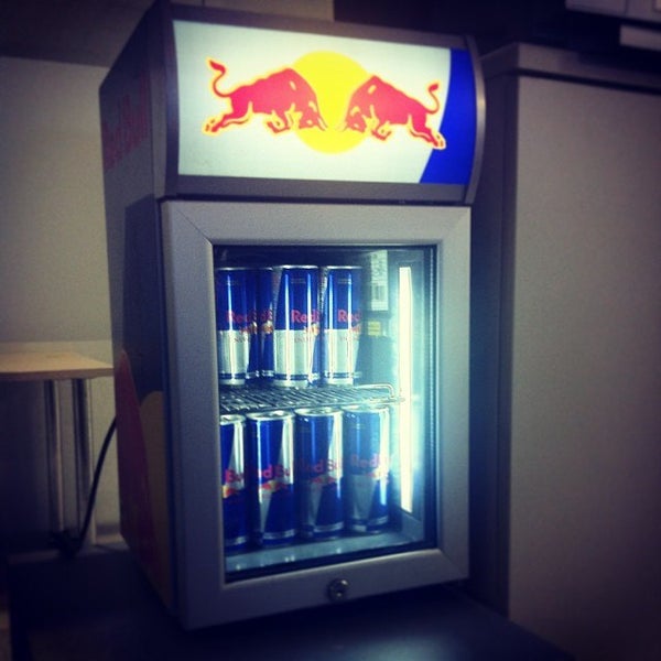 Есть бесплатный Red Bull для гостей!