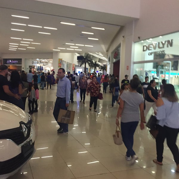 รูปภาพถ่ายที่ Galerías Mall โดย June G. เมื่อ 9/3/2017