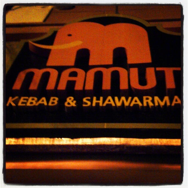 Снимок сделан в Mamut Kebab &amp; Shawarma пользователем Kelly W. 5/15/2013