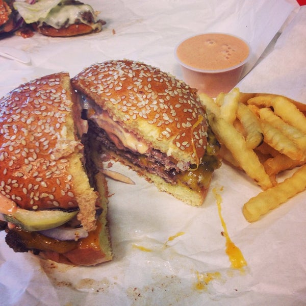 Foto scattata a Lobby&#39;s Beef-Burgers-Dogs da Ellen S. il 9/25/2014