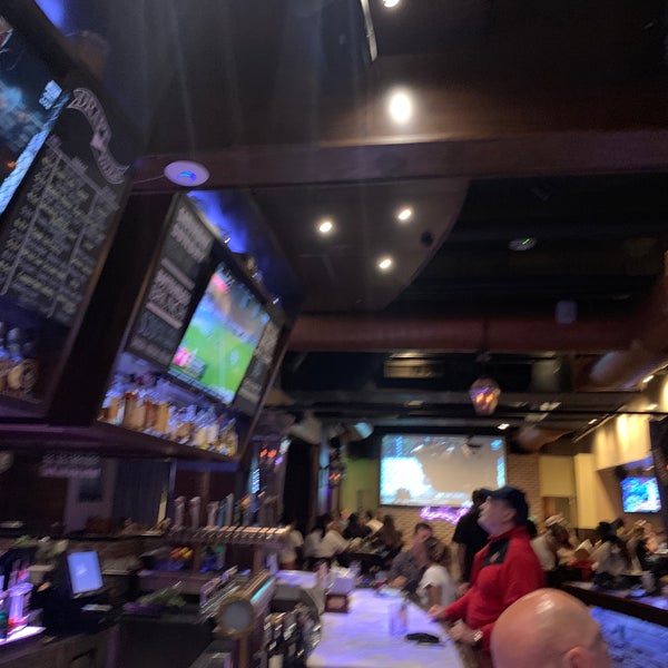 Great atmospheric bar in downtown with great quality bar food and great craft beer selection. Had the Mac and cheese with chicken and back. Great fresh quality with really good bacon. Truffle type.
