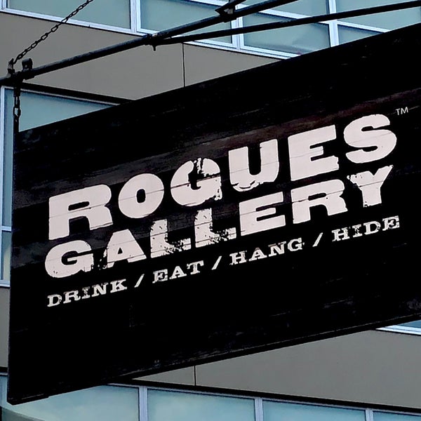 Foto tirada no(a) Rogues Gallery Bar por Kevin C. em 10/7/2017