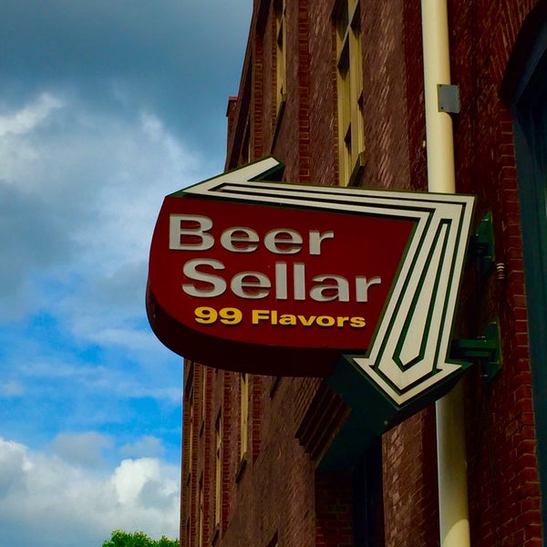 รูปภาพถ่ายที่ Beer Sellar โดย Kevin C. เมื่อ 5/1/2016