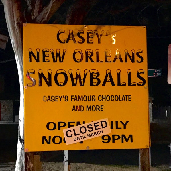 รูปภาพถ่ายที่ Casey&#39;s New Orleans Snowballs โดย Kevin C. เมื่อ 1/27/2017