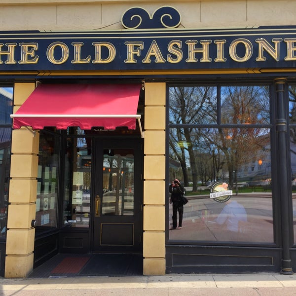 Foto tirada no(a) The Old Fashioned Tavern &amp; Restaurant por Kevin C. em 5/1/2015