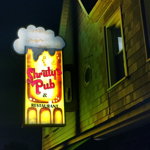 รูปภาพถ่ายที่ Shruty&#39;s Pub &amp; Restaurant โดย Kevin C. เมื่อ 11/7/2014