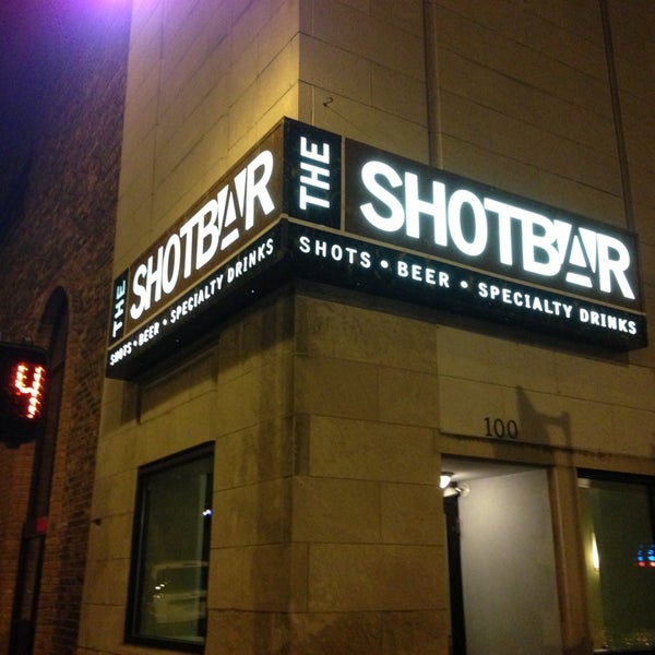 Photo prise au The Shot Bar par Kevin C. le8/13/2013