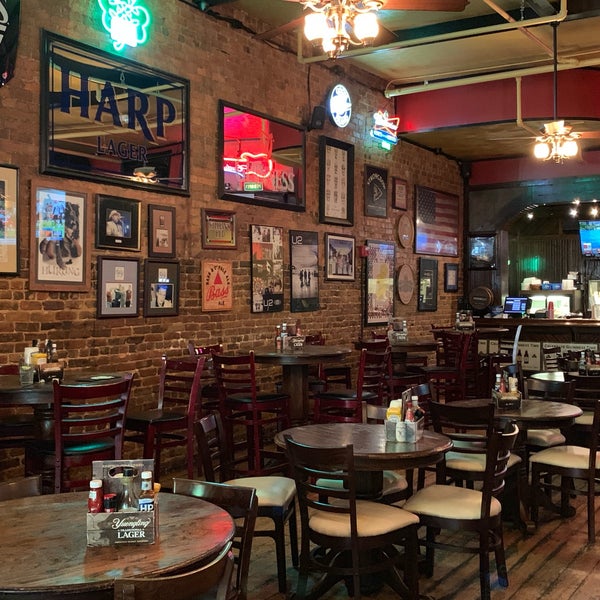 Photo taken at Scruffy Murphy&#39;s Irish Pub &amp; Eatery by Kevin C. on 6/4/2019