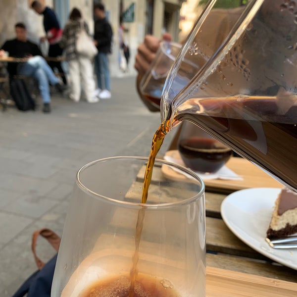 Foto scattata a Madal Cafe - Espresso &amp; Brew Bar da Mohsen.H il 10/20/2022