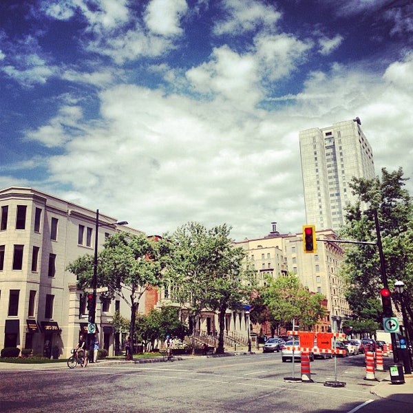 รูปภาพถ่ายที่ SENS Hotel Montreal โดย T B. เมื่อ 8/15/2013