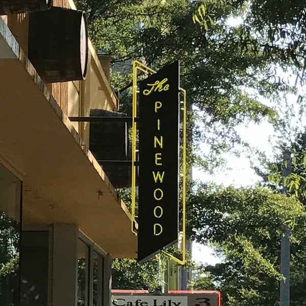 Foto tirada no(a) The Pinewood por Tim T. em 6/9/2017