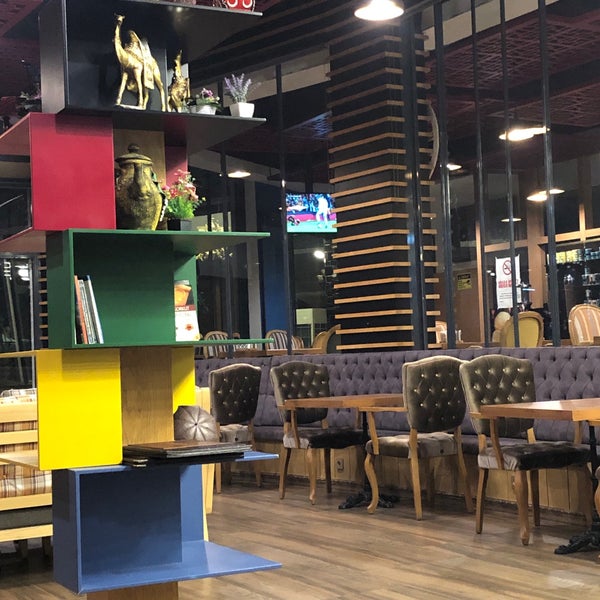รูปภาพถ่ายที่ Bahçeli Cafe &amp; Restaurant โดย Üstad A. เมื่อ 10/21/2019