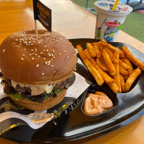 Foto diambil di Burger Sound Grill Steaks oleh Özcan pada 7/3/2021