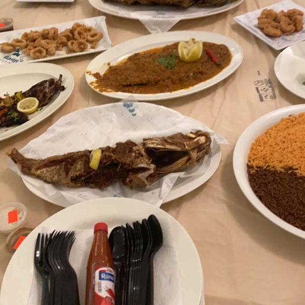 รูปภาพถ่ายที่ Anbariyah Seafood โดย Faisal A. เมื่อ 9/22/2022
