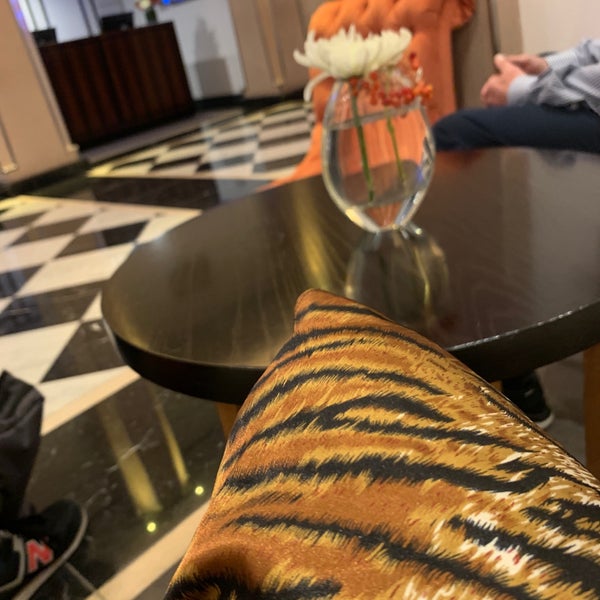 Photo taken at London Marriott Hotel Grosvenor Square by Sa on 8/22/2019