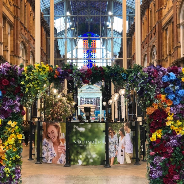 Das Foto wurde bei Victoria Quarter von s am 7/27/2019 aufgenommen