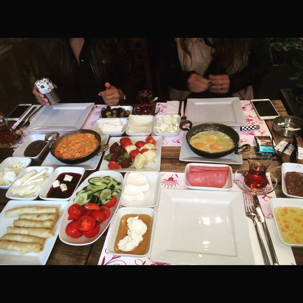 Foto tomada en Afzelia Cafe Restaurant  por Ngrngr el 10/24/2015