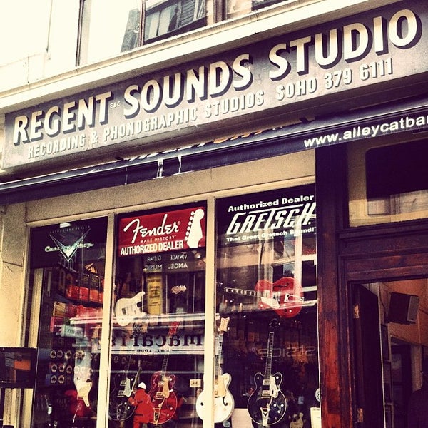 Foto scattata a Regent Sounds Studio da G O L D E Y il 5/13/2013