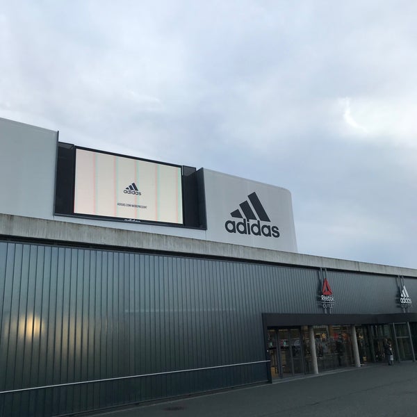 Fotos en Adidas Outlet Store - Baviera