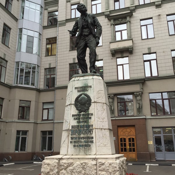 Памятник воровскому в москве на лубянке
