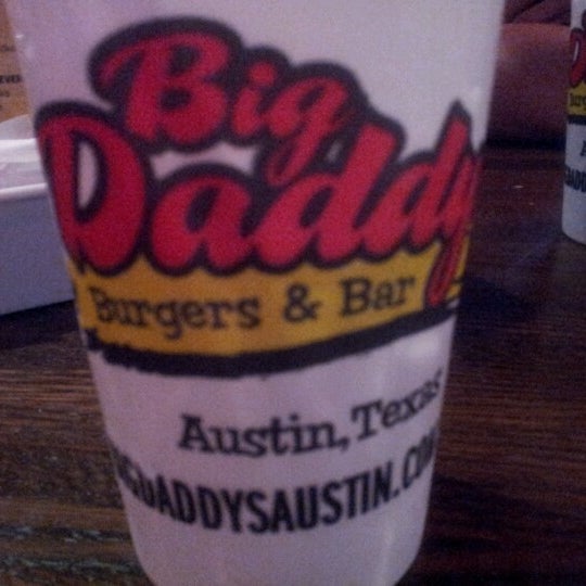 Photo prise au Big Daddy’s Burgers &amp; Bar par Andy y. le10/1/2012