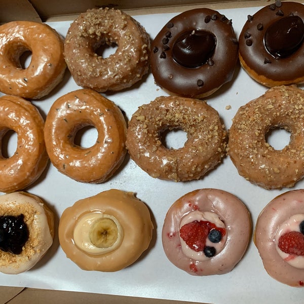 Foto diambil di Dun-Well Doughnuts oleh sammy pada 11/27/2019