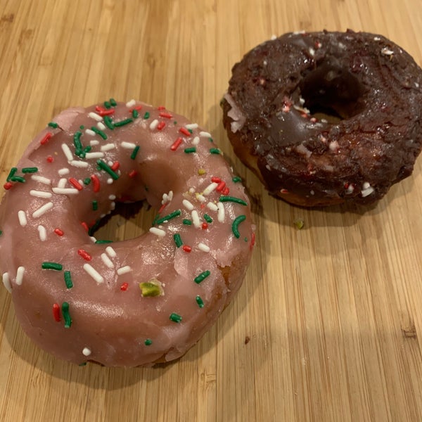 Foto tirada no(a) Dun-Well Doughnuts por sammy em 12/16/2019