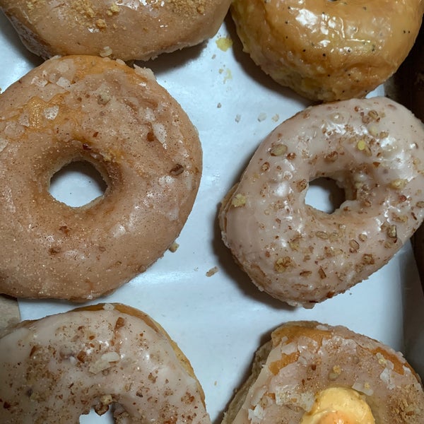 Foto tirada no(a) Dun-Well Doughnuts por sammy em 10/29/2019