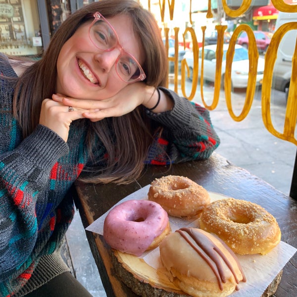 Foto diambil di Dun-Well Doughnuts oleh sammy pada 1/11/2020