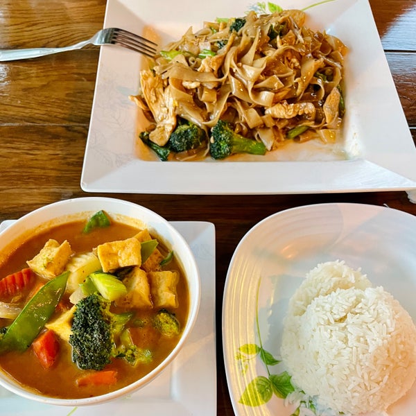 2/24/2022 tarihinde sammyziyaretçi tarafından NaraDeva Thai Restaurant'de çekilen fotoğraf