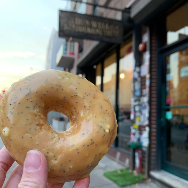 11/12/2019 tarihinde sammyziyaretçi tarafından Dun-Well Doughnuts'de çekilen fotoğraf