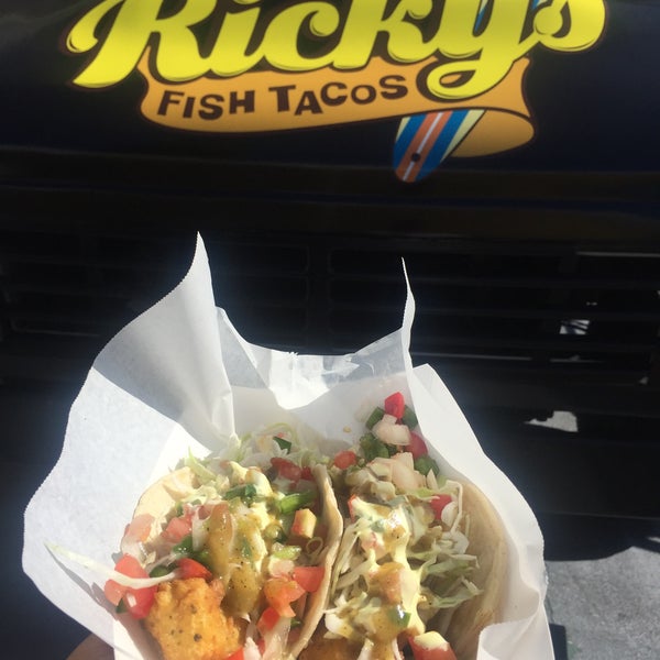 Foto scattata a Ricky&#39;s Fish Tacos da Kevin S. il 9/6/2015