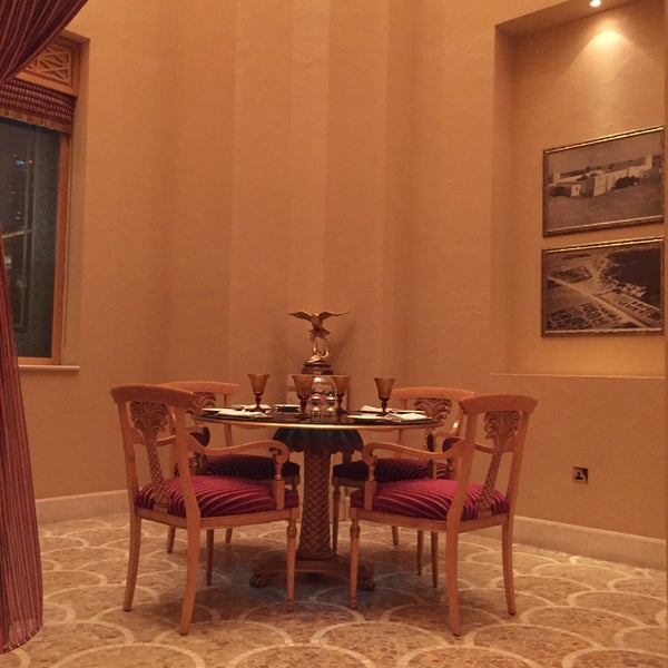 Das Foto wurde bei Mezlai Emirati Restaurant von Salqat B. am 9/10/2015 aufgenommen