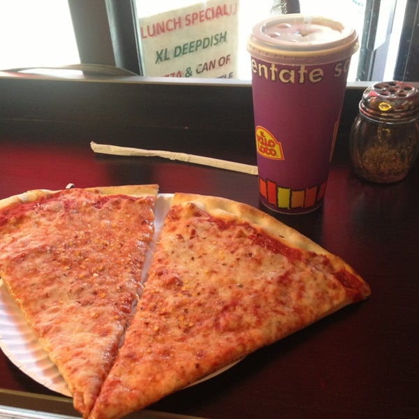 รูปภาพถ่ายที่ Phil&#39;s Pizza โดย Oliver A. เมื่อ 8/2/2013