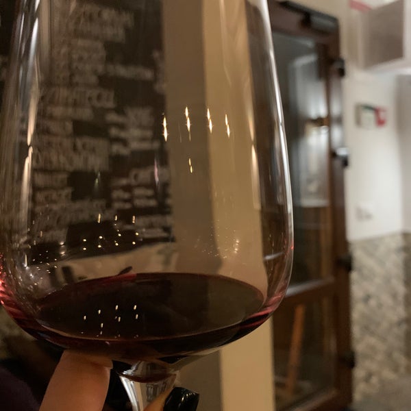 1/26/2020 tarihinde Даша С.ziyaretçi tarafından Like a Local&#39;s wine bar'de çekilen fotoğraf
