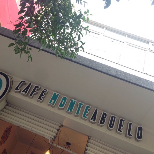 Foto tirada no(a) Café Monteabuelo por Fernanda O. em 12/18/2015