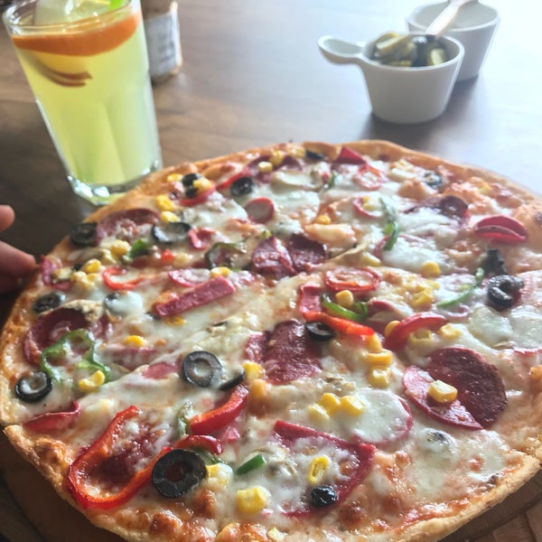 Foto scattata a Pizza Napoli da Oğuz A. il 2/9/2018