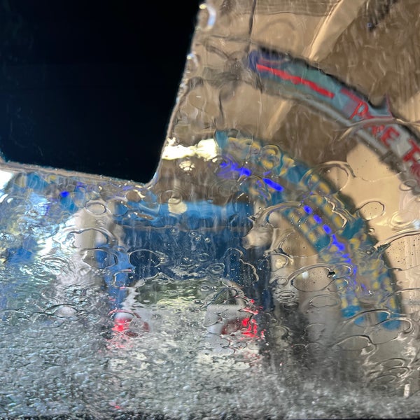 รูปภาพถ่ายที่ Classic Car Wash โดย Hsiu-Fan W. เมื่อ 9/23/2022