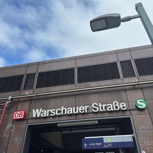 รูปภาพถ่ายที่ S Warschauer Straße โดย Ismail D. เมื่อ 3/25/2024