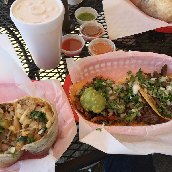 Foto tirada no(a) Los Tacos por elliot em 3/29/2015