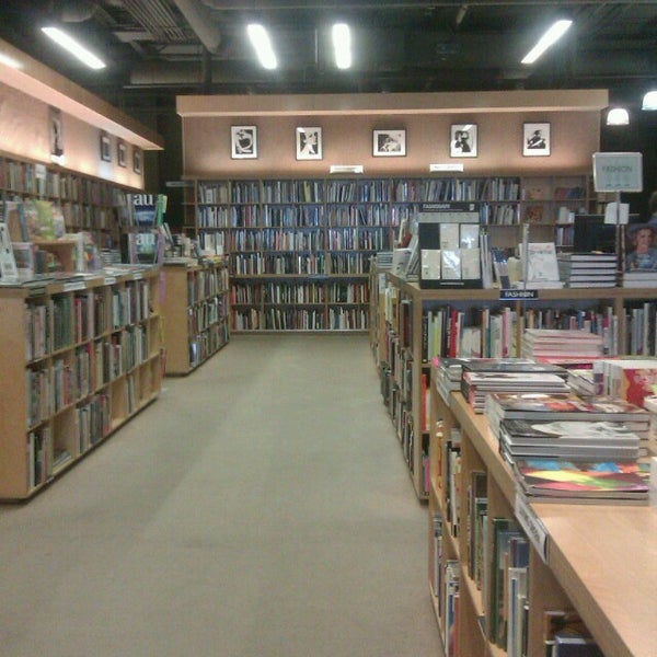 Photo taken at Hennessey + Ingalls Bookstore by Евгения З. on 9/24/2013