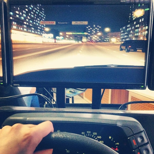 Девушка в машине. Вид из салона автомобиля на дорогу. Ночь скорость. Улица за рулем. Вид за рулем.