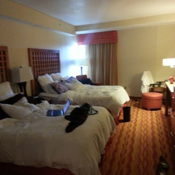 Das Foto wurde bei Renaissance Phoenix Glendale Hotel &amp; Spa von Trish K. am 9/1/2013 aufgenommen
