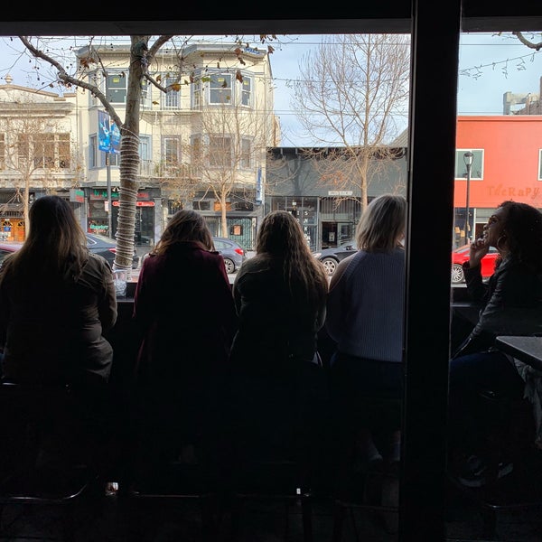 Foto tomada en Blondie&#39;s Bar  por Sarah L. el 1/26/2019