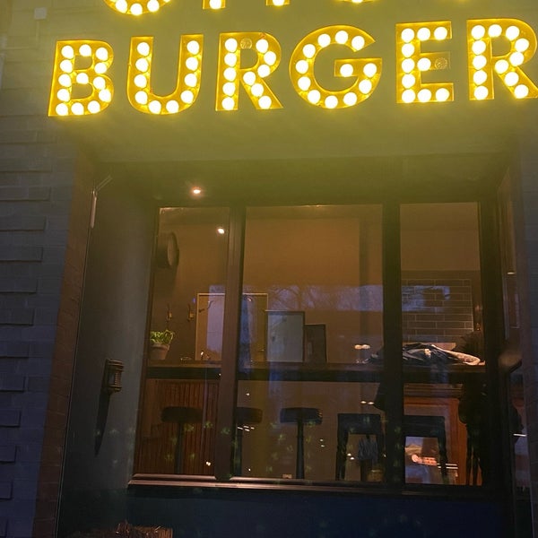 Foto tomada en Otto&#39;s Burger  por Ser g. el 12/12/2021