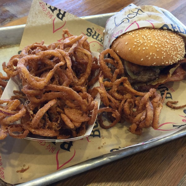 Das Foto wurde bei Big Chef Tom’s Belly Burgers von Brian G. am 8/3/2016 aufgenommen
