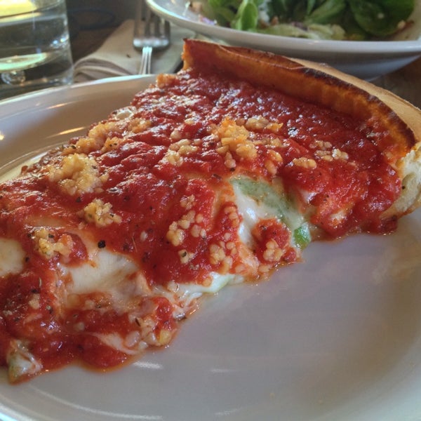 รูปภาพถ่ายที่ Patxi’s Pizza โดย Brian G. เมื่อ 9/27/2013